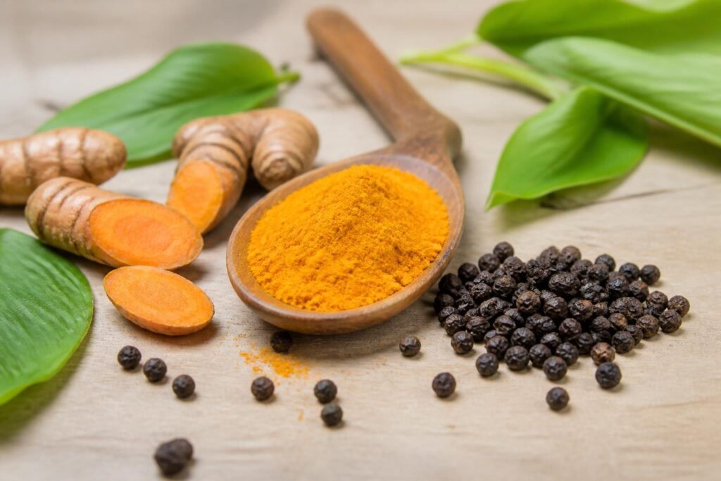 découvrez pourquoi l'association du curcuma et du poivre noir est si bénéfique pour votre santé et comment elle optimise l'absorption des bienfaits du curcuma.